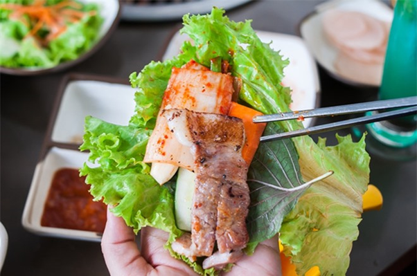 Khi nướng thịt n&ecirc;n d&ugrave;ng đũa kim loại chịu nhiệt