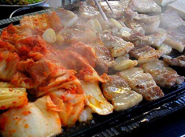 Nướng kim chi sẽ gi&uacute;p m&oacute;n thịt nướng c&oacute; hương vị cay nồng, hấp dẫn