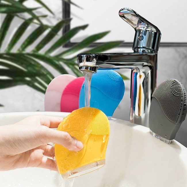 Vệ sinh m&aacute;y rửa mặt Halio thường xuy&ecirc;n