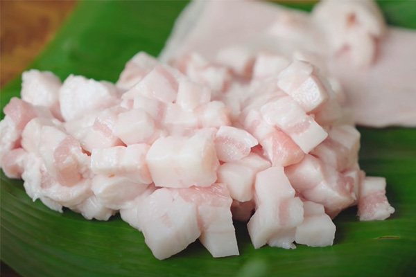 Rửa sạch thịt ba chỉ rồi r&aacute;n t&oacute;p mỡ