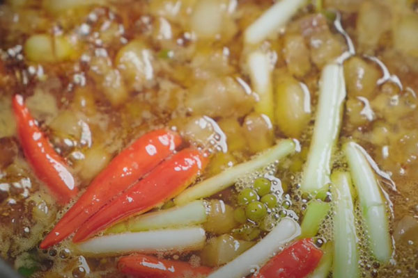 Cho tất cả c&aacute;c nguy&ecirc;n liệu v&agrave;o nồi đun nhỏ lửa